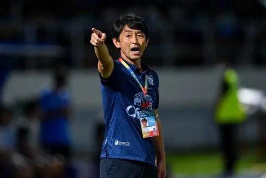 英超-富勒姆3-2狼队止4轮不胜 威廉点射双响+补时绝杀黄喜灿破门英超第13轮，富勒姆主场对阵狼队。